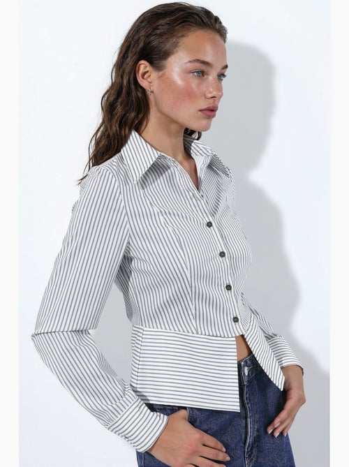 Chemise rayée cintrée avec détail peplum hiccup - Kiabi Chemise rayée cintrée avec détail peplum hiccup - Kiabi