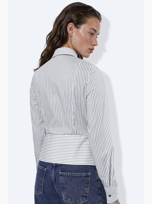 Chemise rayée cintrée avec détail peplum hiccup - Kiabi Chemise rayée cintrée avec détail peplum hiccup - Kiabi