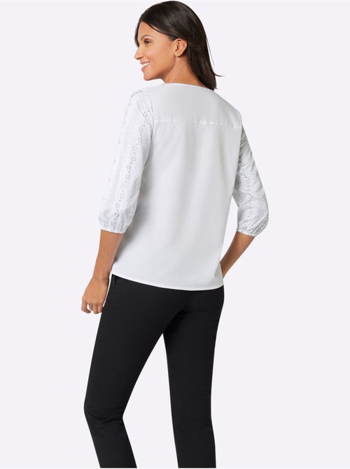 Chemisier à encolure goutte d'eau avec motif feuilles et manches 3/4 - taille standard - moda vilona - Kiabi Chemisier à encolure goutte d'eau avec motif feuilles et manches 3/4 - taille standard - moda vilona - Kiabi