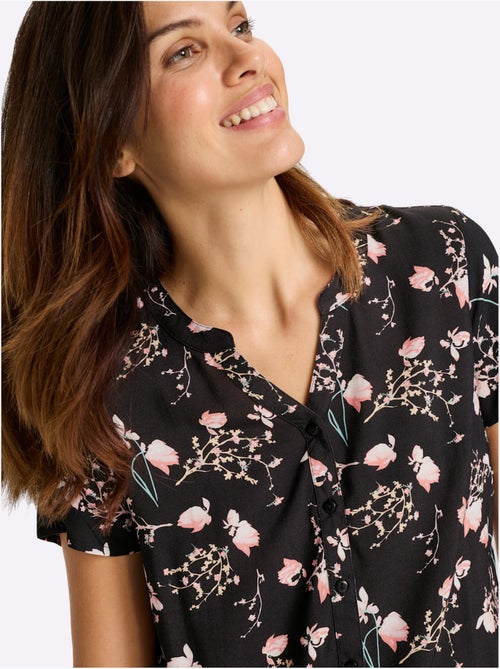 Chemisier à manches courtes avec col V en viscose à motifs floraux - Taille standard - Moda Vilona - Kiabi Chemisier à manches courtes avec col V en viscose à motifs floraux - Taille standard - Moda Vilona - Kiabi