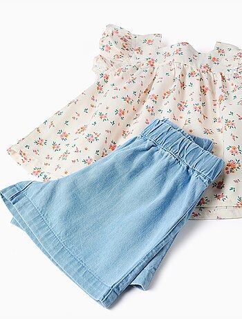 Chemisier à motif floral et short en jean