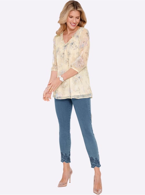 Chemisier avec volants à encolure en v et manches 3/4 fleuri - taille standard - moda vilona - Kiabi Chemisier avec volants à encolure en v et manches 3/4 fleuri - taille standard - moda vilona - Kiabi