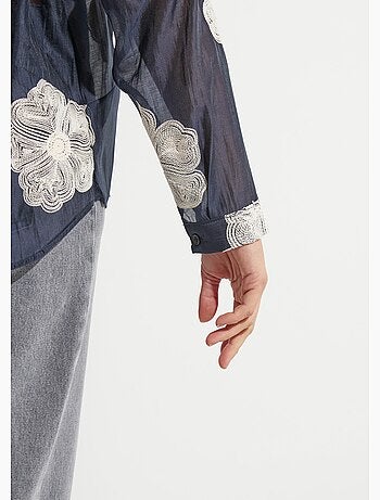 Chemisier en voile, broderies camelias