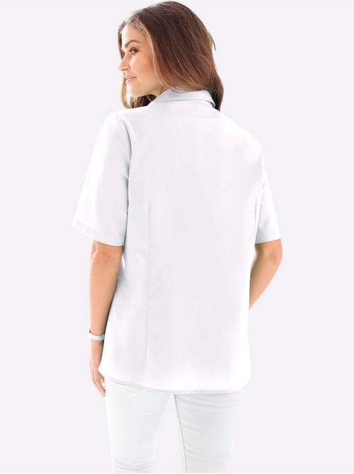 Chemisier pratique avec col chemise et poches poitrine - Taille standard - Moda Vilona - Kiabi Chemisier pratique avec col chemise et poches poitrine - Taille standard - Moda Vilona - Kiabi