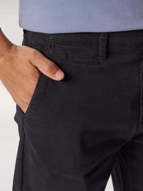 Chino uni taille standard - Kiabi Chino uni taille standard - Kiabi