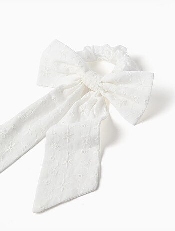 Chouchou avec nœud en broderie anglaise