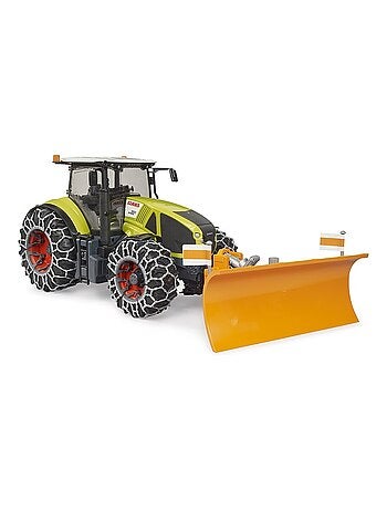 Claas Axion 950 avec chaînes à neige et lame de niveleuse