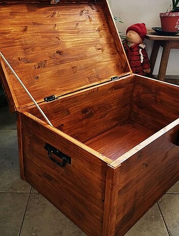Coffre en bois de pin