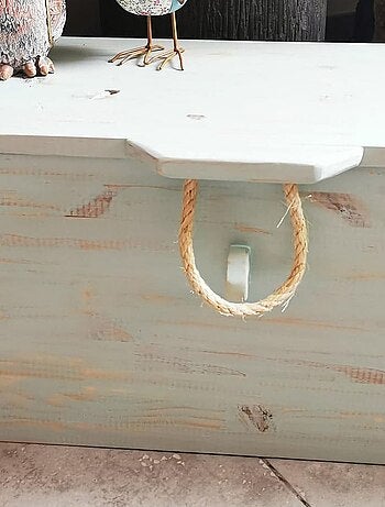 Coffre en bois de pin