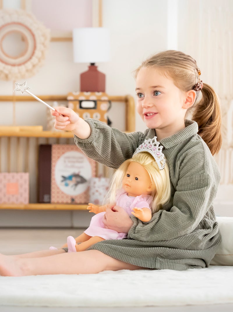 Corolle - Coffret Tenue Chic Explorateur Pour Poupée Ma Corolle 36 cm | Smyths Toys France Corolle - Coffret Tenue Chic Explorateur Pour Poupée Ma Corolle 36 cm | Smyths Toys France