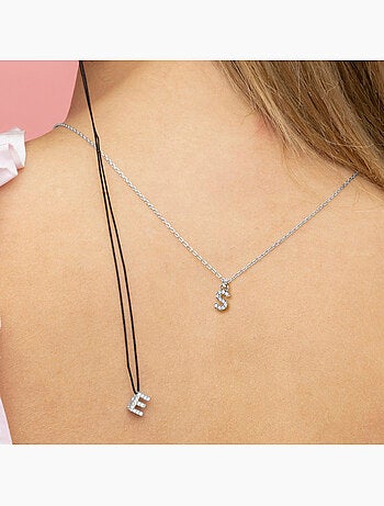 Collier avec zircone brillant à finition argentée - lettre S de l’alphabet