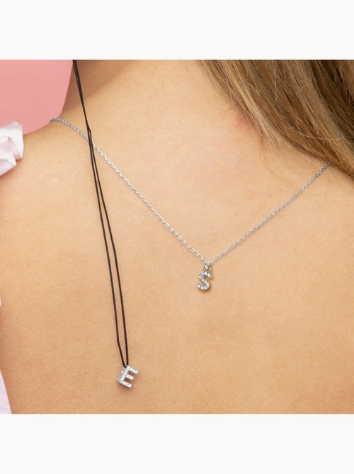 Collier avec zircone brillant à finition argentée - lettre S de l’alphabet - Kiabi Collier avec zircone brillant à finition argentée - lettre S de l’alphabet - Kiabi