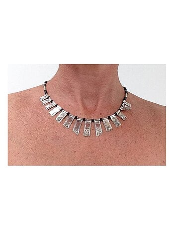 Collier court touareg porté dans les mariages,