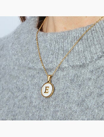 Collier en nacre blanche fini en or jaune 18K - lettre E de l’alphabet