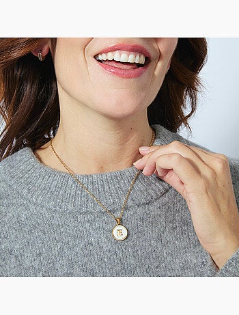 Collier en nacre blanche fini en or jaune 18K - lettre E de l’alphabet