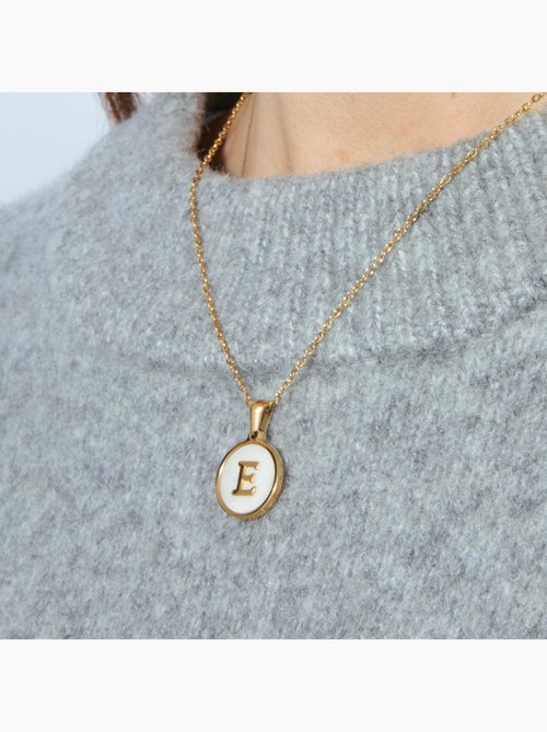 Collier en nacre blanche fini en or jaune 18K - lettre E de l’alphabet - Kiabi Collier en nacre blanche fini en or jaune 18K - lettre E de l’alphabet - Kiabi