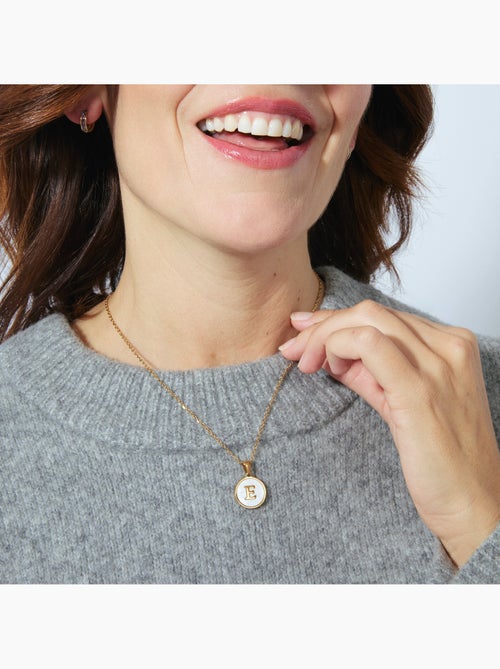 Collier en nacre blanche fini en or jaune 18K - lettre E de l’alphabet - Kiabi Collier en nacre blanche fini en or jaune 18K - lettre E de l’alphabet - Kiabi