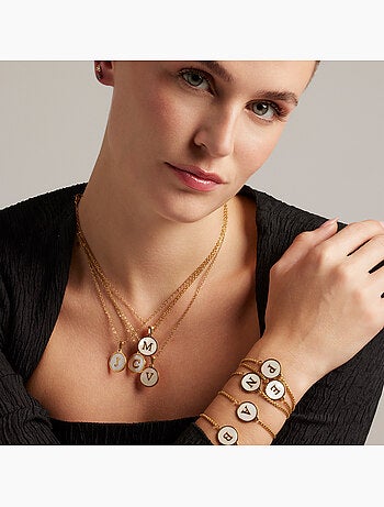 Collier en nacre blanche fini en or jaune 18K - Lettre J de l’alphabet