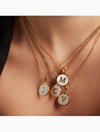 Collier en nacre blanche fini en or jaune 18K - Lettre J de l’alphabet