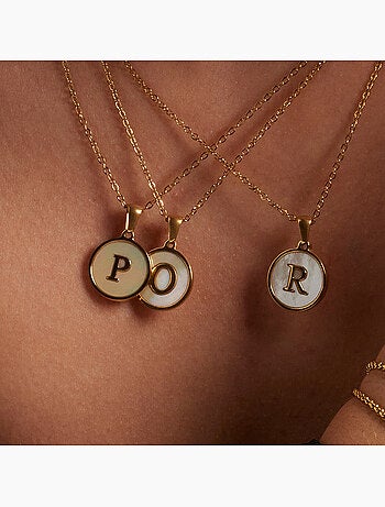Collier en nacre blanche fini en or jaune 18K - lettre P de l’alphabet