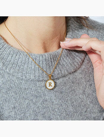 Collier en nacre blanche fini en or jaune 18K - lettre R de l’alphabet