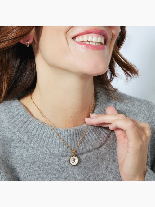 Collier en nacre blanche fini en or jaune 18K - lettre R de l’alphabet - Kiabi Collier en nacre blanche fini en or jaune 18K - lettre R de l’alphabet - Kiabi