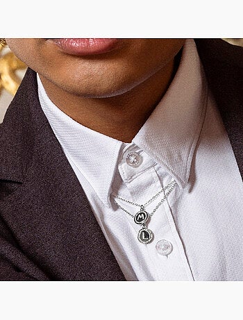 Collier en zircone brillant avec finition rhodium - lettre M de l’alphabet