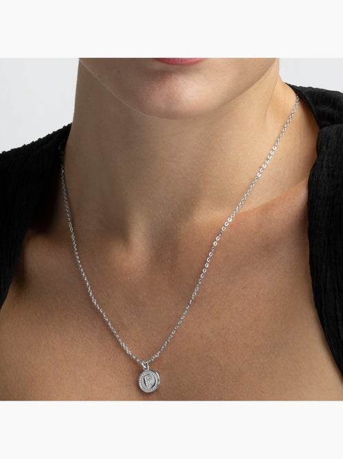 Collier en zirconie brillant fini en rhodium - lettre P de l’alphabet - Kiabi Collier en zirconie brillant fini en rhodium - lettre P de l’alphabet - Kiabi
