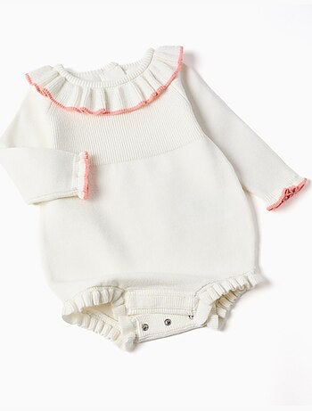 Combinaison en maille à bords volantés