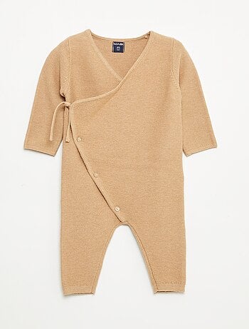 Combinaison en tricot avec ouverture cache-cœur