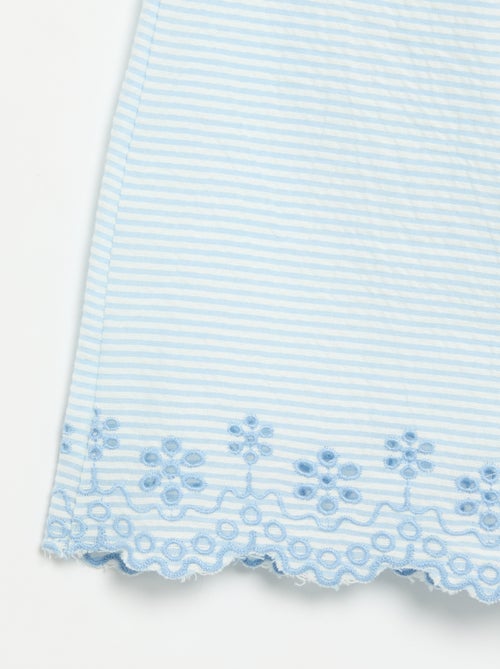 Combinaison short rayée en seersucker avec smock et broderies - Kiabi