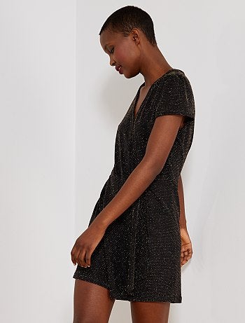 Product Une tenue idéale pour les fêtes ! - Combishort en maille stretch - Fibre métallique dans la maille - Encolure V esprit cache c?ur - Manches courtes - Longueur dos : 83 cm - Notre mannequin porte une taille 38 et mesure 1m74Habillement Femme / Femme du 34 au 48 / Combinaison, salopette / Combishort Standard KIABI