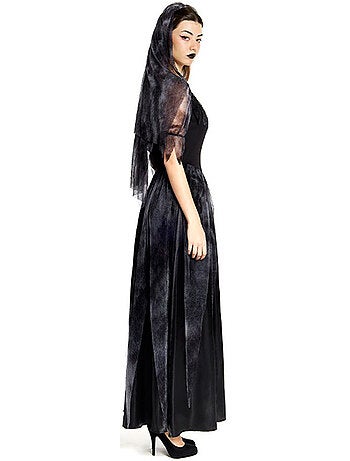 Costume de mariée gothique avec voile