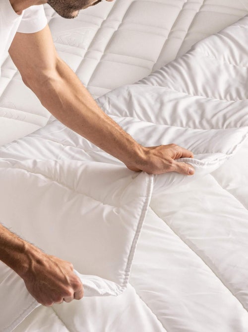 Couette hypoallergénique tempérée 300g - Kiabi Couette hypoallergénique tempérée 300g - Kiabi