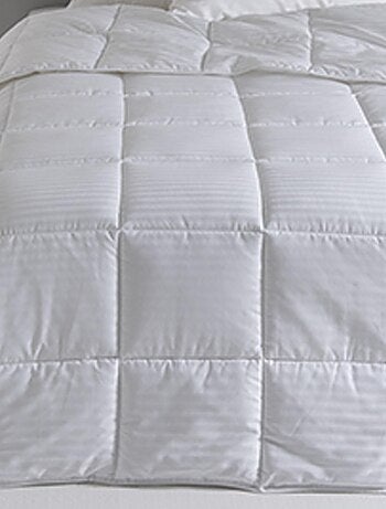 Couette légère au toucher doux