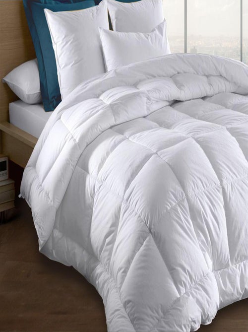 Couette microfibre 220x240 - Blanche - 550 grs/m2 - Kiabi Couette microfibre 220x240 - Blanche - 550 grs/m2 - Kiabi