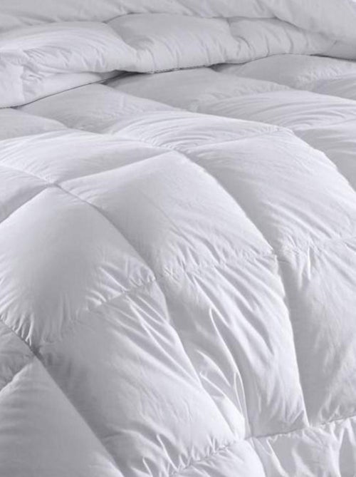 Couette microfibre 220x240 - Blanche - 550 grs/m2 - Kiabi Couette microfibre 220x240 - Blanche - 550 grs/m2 - Kiabi