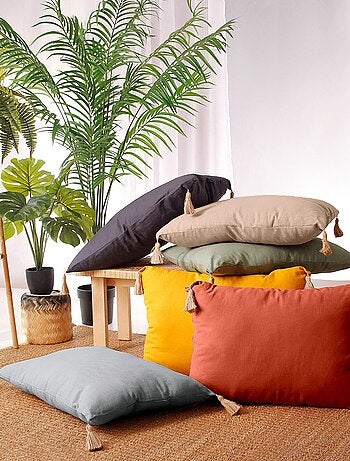 Coussin avec pompons en jute