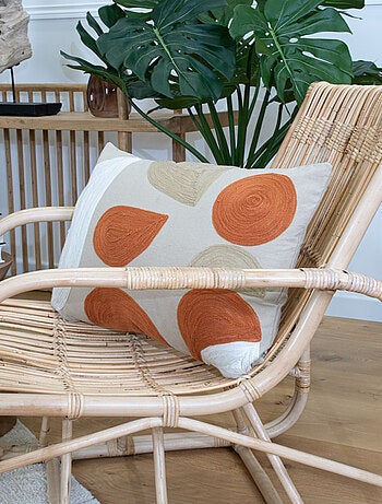 Coussin brodé motif abstrait