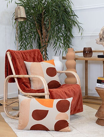 Coussin brodé motif abstrait