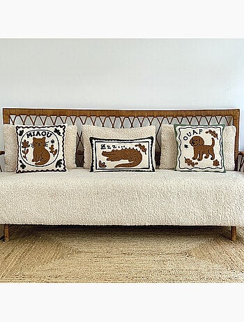Coussin brodé motif chat décoratif