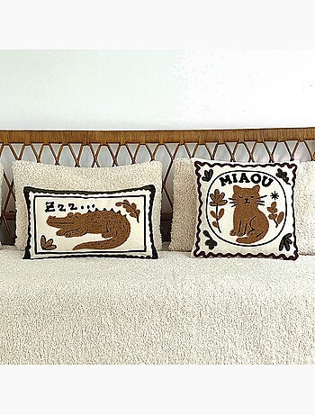 Coussin brodé motif chat décoratif