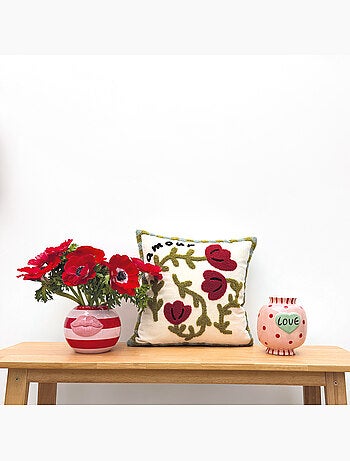 Coussin brodé motif coquelicot