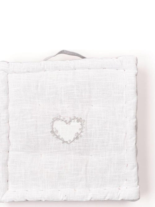 Coussin de sol avec broderies coton uni CHARME - Kiabi Coussin de sol avec broderies coton uni CHARME - Kiabi