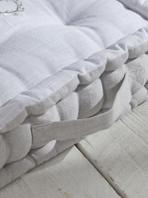 Coussin de sol avec broderies coton uni CHARME - Kiabi Coussin de sol avec broderies coton uni CHARME - Kiabi