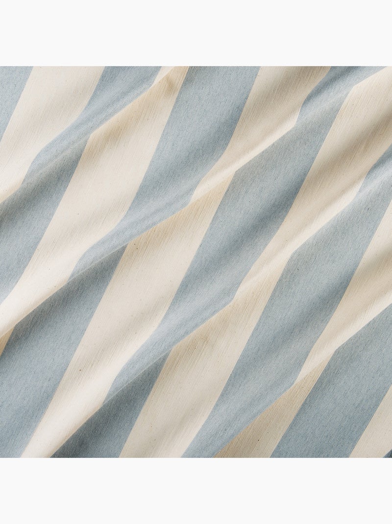 Coussin décoratif à rayures bicolores au rendu satiné Bleu ciel - Kiabi