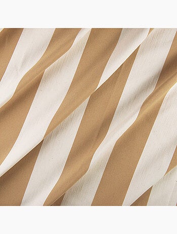 Coussin décoratif à rayures bicolores au rendu satiné