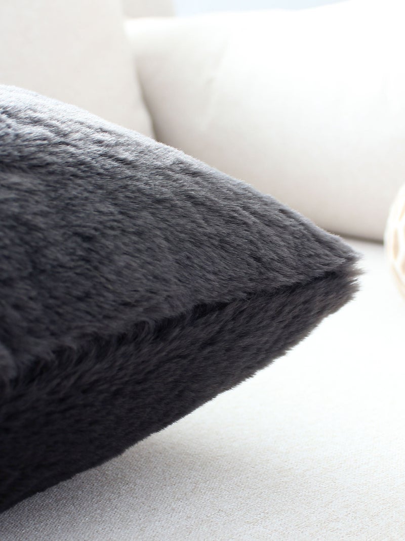 Coussin décoratif imitation fourrure toucher ultra doux gris anthracite - Kiabi