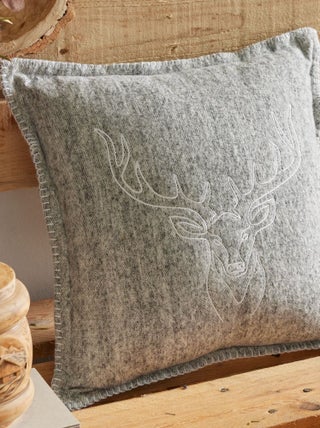 Coussin déhoussable carré brodé en flanelle HORS PISTE