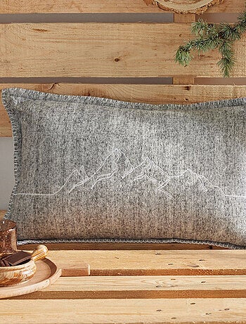 Coussin déhoussable rectangulaire brodé en flanelle HORS PISTE